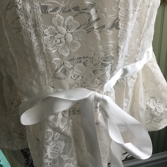 Adorable lace top - Picture 2 of 7